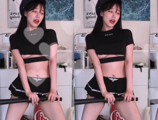 언더붑에 짧은 치마 까지 입은 존예 여캠