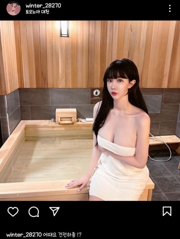 샤워타올만 걸친 겨우디의 섹시한 볼륨감